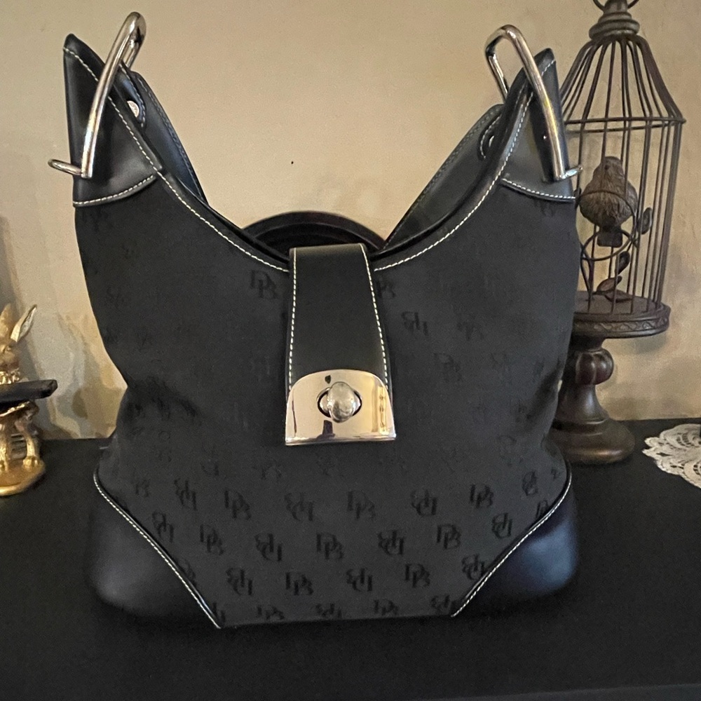 🔥🔥Dooney & Bourke Pristine Like New Condition Black Shoulder Bag 9”H x 11”L🔥
